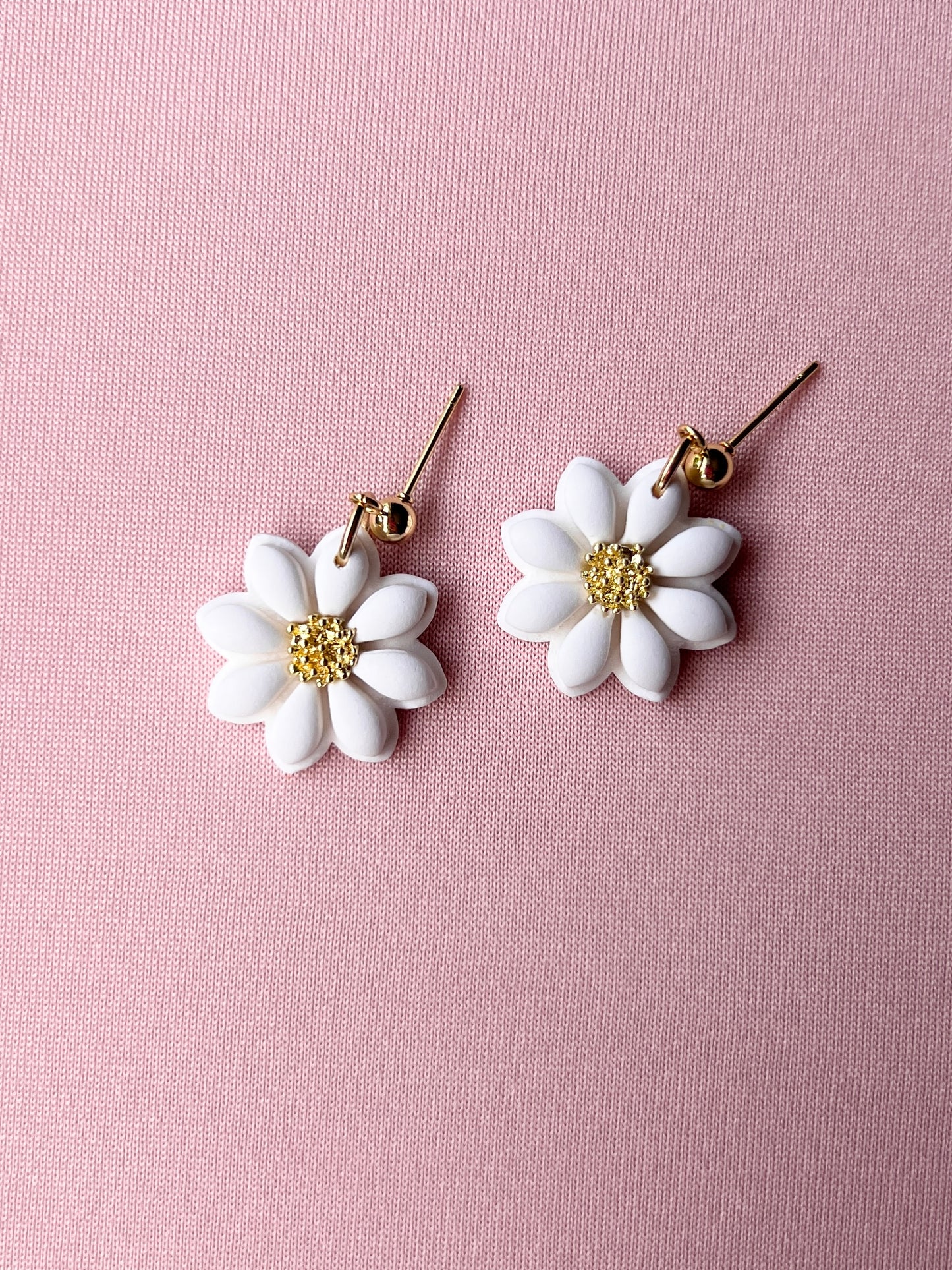 The Ali | White Flower Clay Earrings